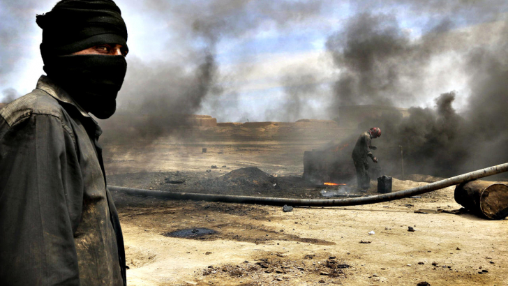 مسؤولون أمريكيون وغربيون: تنظيم الدولة الإسلامية يضاعف من مبيعات النفط والغاز لنظام الأسد