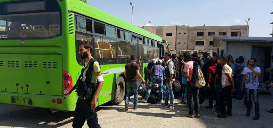 برفقة الهلال الأحمر: خروج 25 حافلة من وادي بردى تقل المقاتلين وعوائلهم نحو إدلب