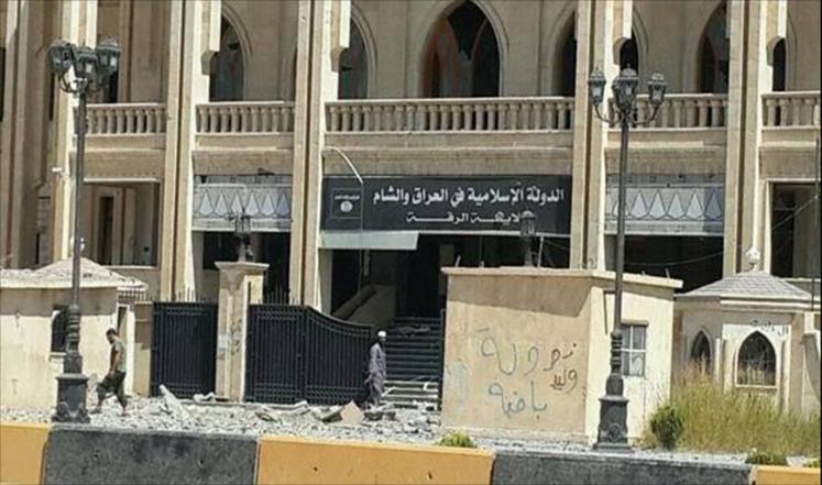 التحالف يدّمر مبنى المحافظة في مدينة الرقة.