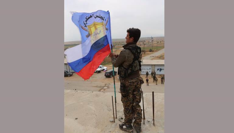 عناصر النظام يتجولون في قلب منبج بمرافقة YPG