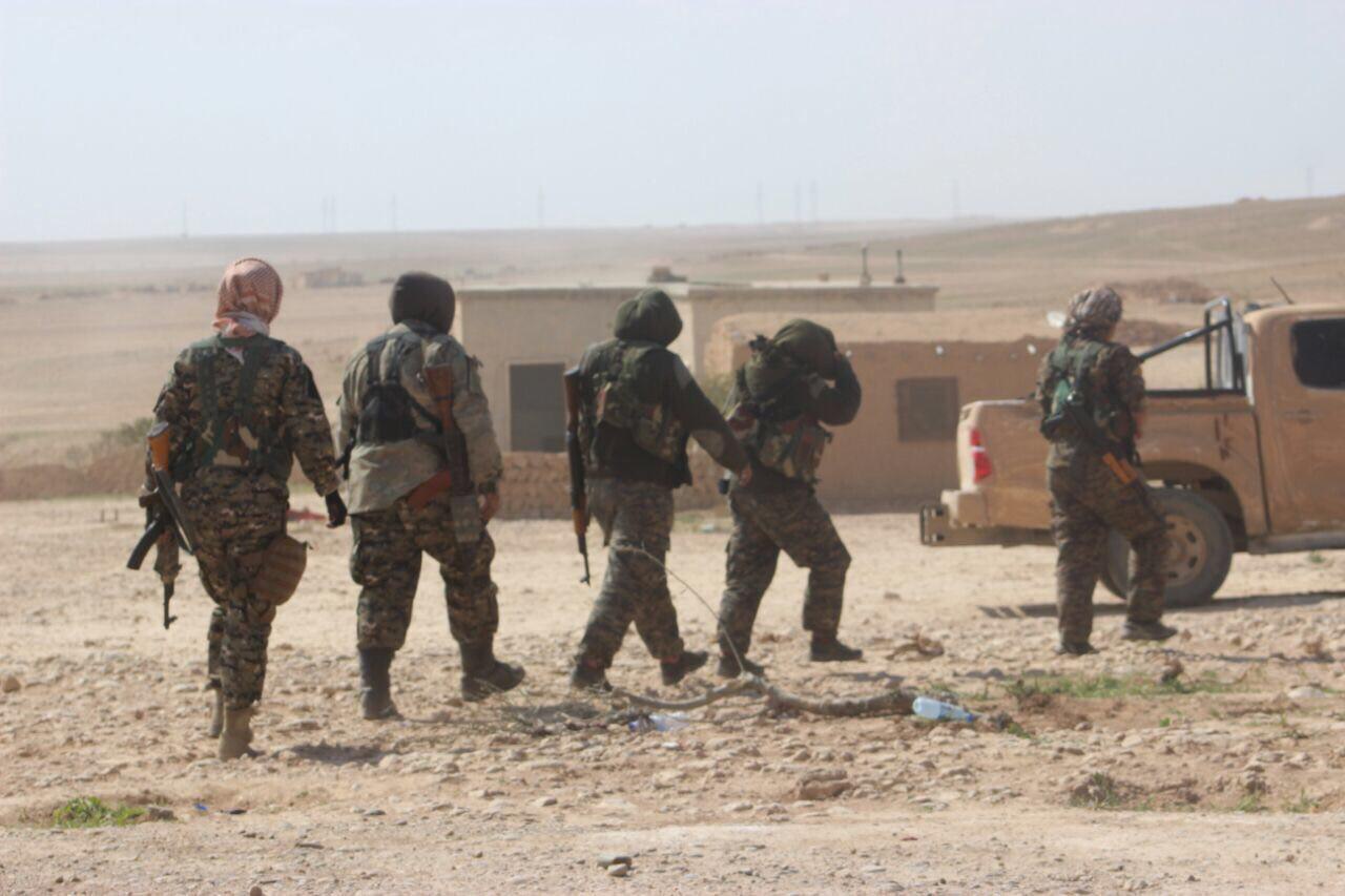 الطبقة: الافران معطلة، و50 الفا محاصرون بين الغام داعش وقناصة صالح مسلم (تقرير مفصل)