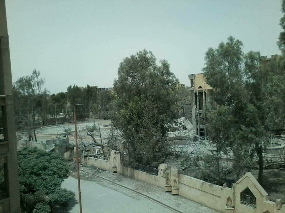 تدمير مبنى “قصر المحافظ” في مدينة الرقة جراء غارات طيران التحالف الدولي.