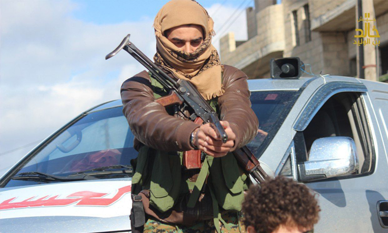 “جيش خالد” يعدم مقاتلًا من “الجيش الحر” غربي درعا