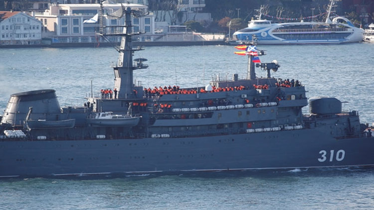 سفينة عسكرية روسية تعبر البوسفور باتجاه سوريا