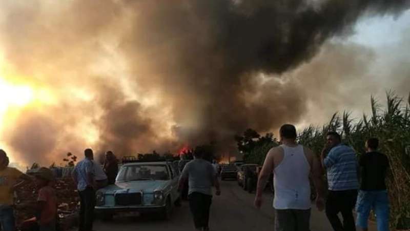 لبنانيون يحرقون مخيماً للاجئين السوريين في منطقة عكار اللبنانية (فيديو)