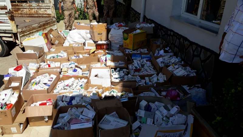 السلطات التركية تعتقل سوريين بتهمة بيع أدوية حصلوا عليها بالمجان (صور)