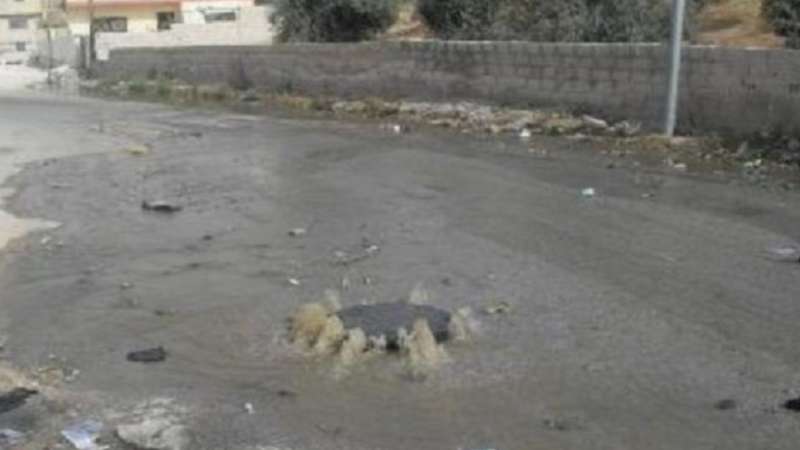 صحيفة أردنية تتهم اللاجئين السوريين بالوقوف وراء فيضان الصرف الصحي!