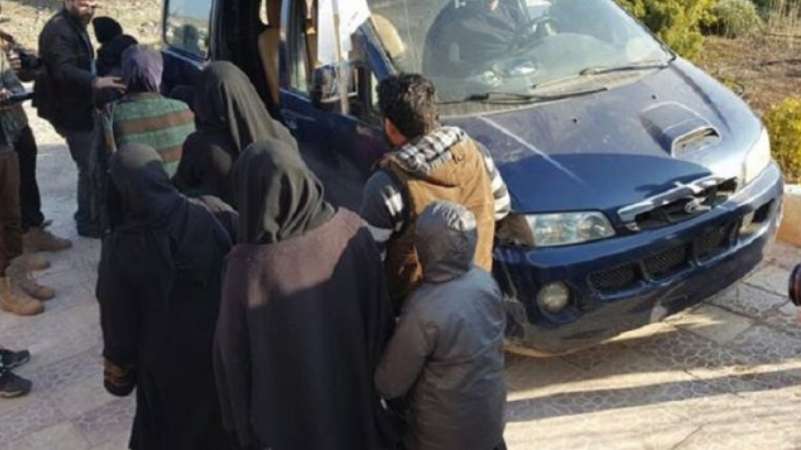 النظام يطلق سراح 24 امرأة وطفل في صفقة تبادل مع “داعش”