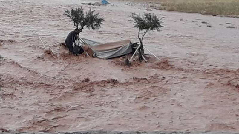 وفاة 6 سوريين على الحدود التركية بسبب سيول جارفة