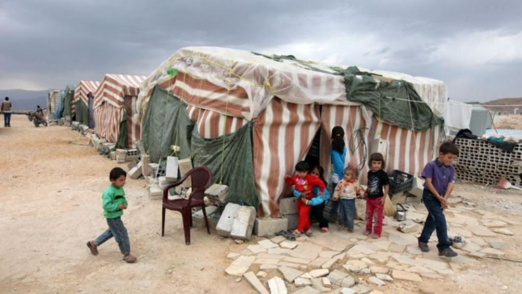 هجوم بالأسلحة النارية والسكاكين على مخيم للاجئين السوريين في لبنان