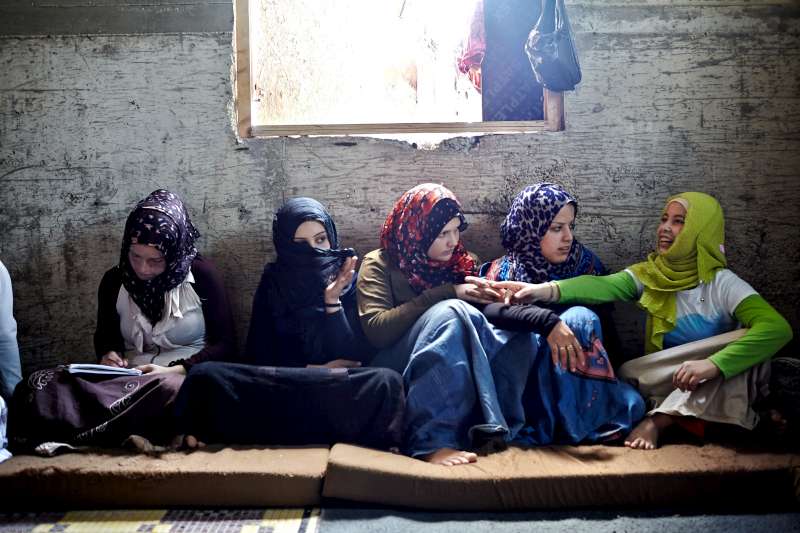 مقتل 28076 أنثى في سوريا منذ آذار 2011، قرابة 84% منهن على يد قوات النظام السوري وحلفائه