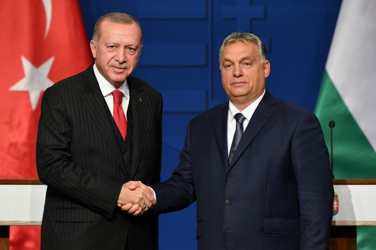 أردوغان يهدد مجدداً “بفتح الأبواب” أمام المهاجرين إلى أوروبا