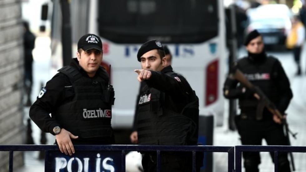 تركيا تبدأ ترحيل معتقلين من تنظيم الدولة إلى دولهم الأوروبية