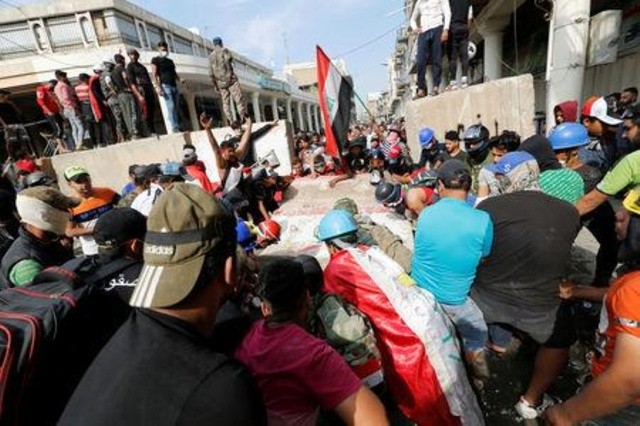 القوات العراقية تقتل ستة محتجين في بغداد وإغلاق ميناء أم قصر