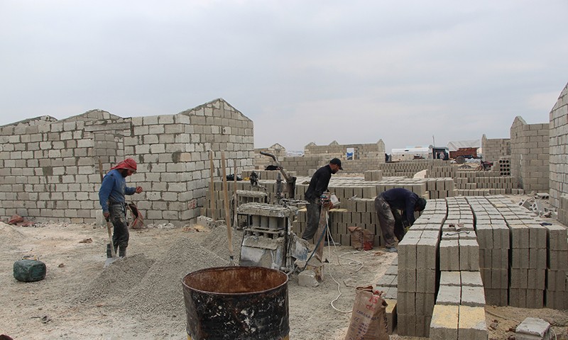 منازل إسمنتية تنوي تركيا بناءها داخل سوريا