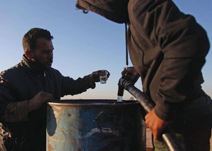 “قسد” ترفع كميات البترول لنظام الأسد تحت أعين التحالف الدولي