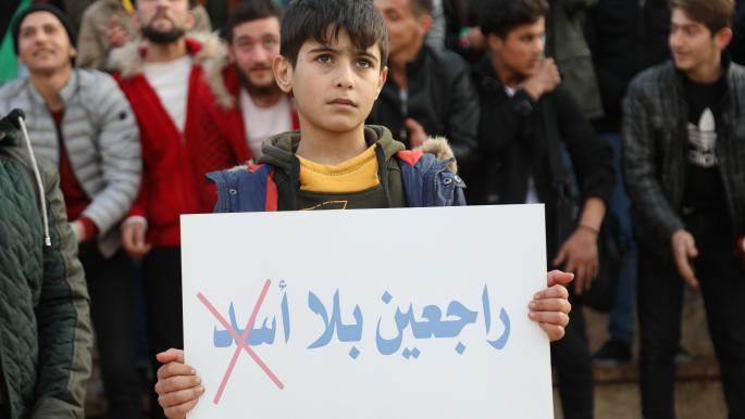 سوريون يتظاهرون بإدلب تحت شعار “راجعين بلا أسد” في ذكرى تهجير حلب
