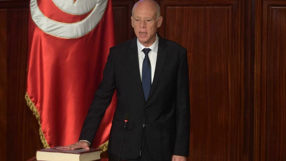 رئيس تونس يستشهد بآيات قرآنية محرّفة ويحتفي بقائلها (فيديو)
