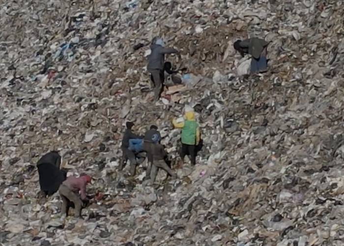 البحث عن لقمة العيش بين أطنان النفايات… حكاية أطفال ونساء في الشمال السوري (فيديو)