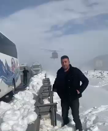 شاهد طائرات عسكرية تلقي مساعدات غذائية للعالقين على الطرقات بسبب الثلوج