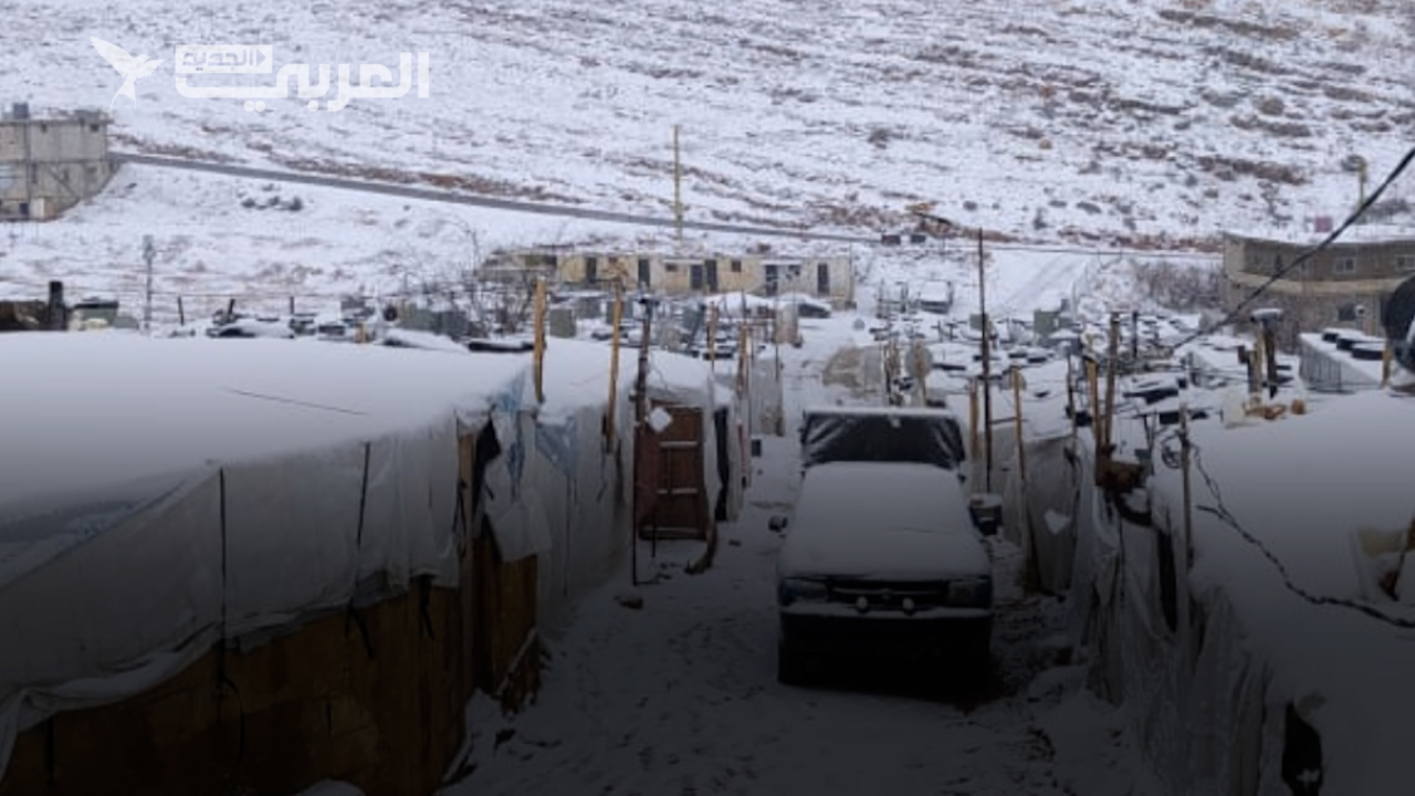 اللاجئون السوريون في لبنان يحاربون الصقيع (فيديو)
