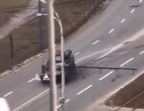 فيديو: نجاة رجل مُسن بإعجوبة بعد دهس دبابة روسية سيارته بمحيط العاصمة الأوكرانية كييف
