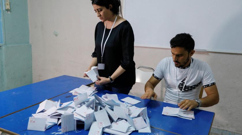 التونسيون وافقوا على الدستور الجديد ونسبة الإقبال على الاستفتاء 27.5%