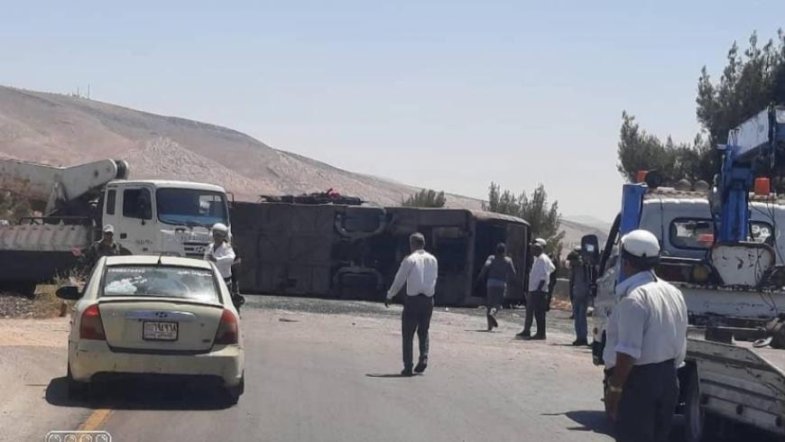 حادث سير على طريق حمص – دمشق يودي بحياة فتاة ويجرح 16 آخرين