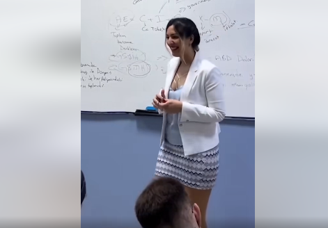 بسبب لباسها: معلمة لغة إنجليزية تصبح حديث وسائل التواصل الإجتماعي في تركيا (فيديو)