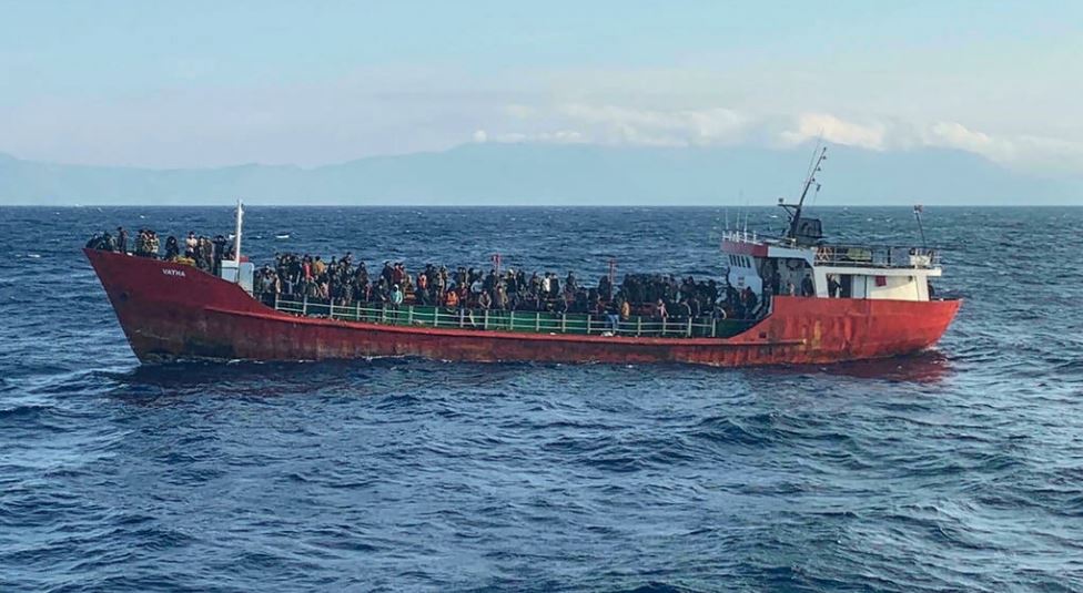 مركب يُقل قراية 400 مهاجر في وضع حرج في منطقة إنقاذ مشتركة مابين اليونان و مالطا دون استجابة لإنقاذه