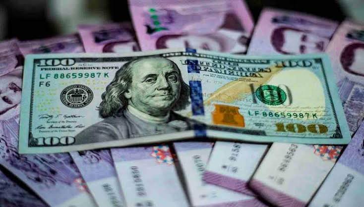 سعر الليرة السورية مقابل الدولار في مدينة الرقة مع إغلاق السوق
