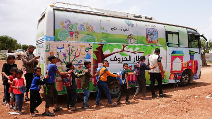 “قطار الحروف”… حافلات متنقلة لتعليم أطفال دمّر الزلزال مدارسهم شمال غربيّ سورية
